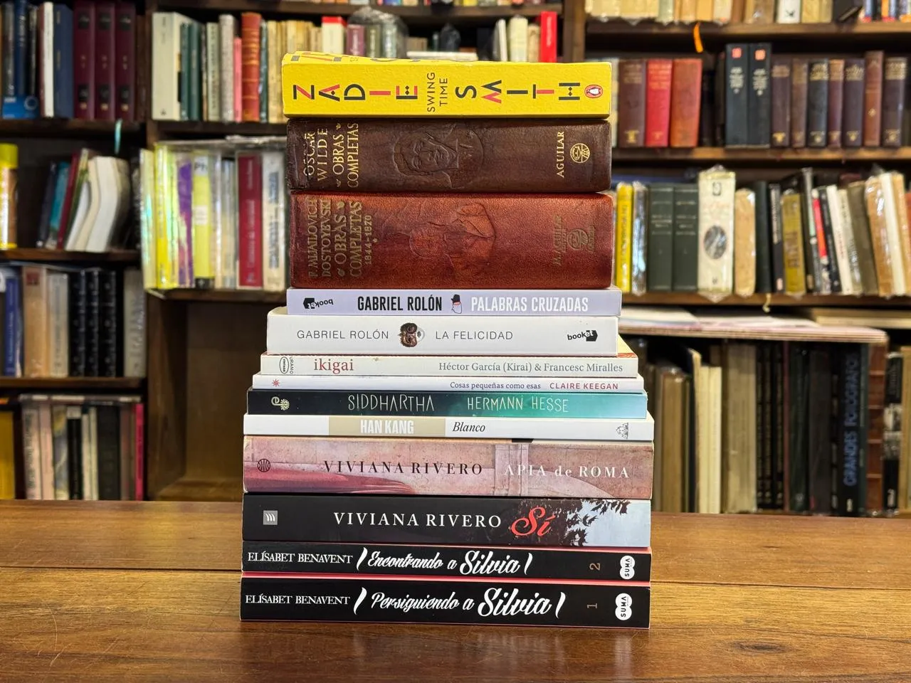 Fotos de ejemplo: libros acostados uno al lado del otro con el lomo de frente